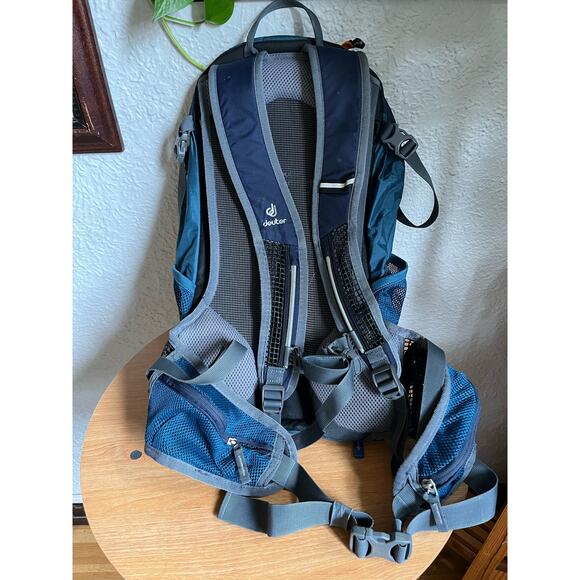 Deuter Blue AirLite 22 Hiking Pack main image 5